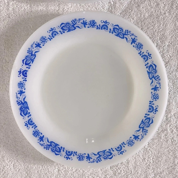 Vintage Termo-Rey Milk  Glass Dinner Plates W Blue Floral Pattern x2 - Picture 3 of 9